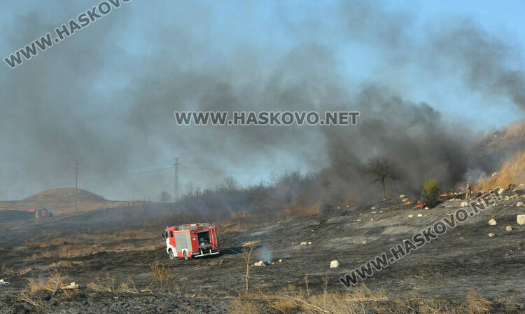 Пожар избухна в сухи треви между „Бадема“ и „Болярово“ 