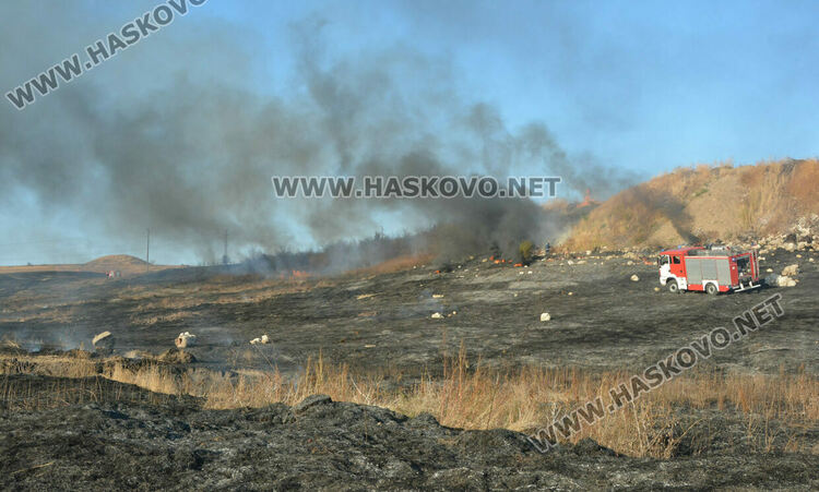 Пожар избухна в сухи треви между „Бадема“ и „Болярово“ 