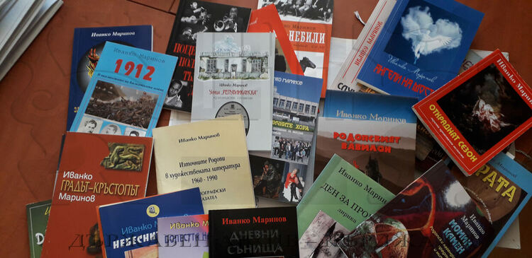 Дарение от документи  на  Иванко Маринов - поет, писател, публицист и краевед