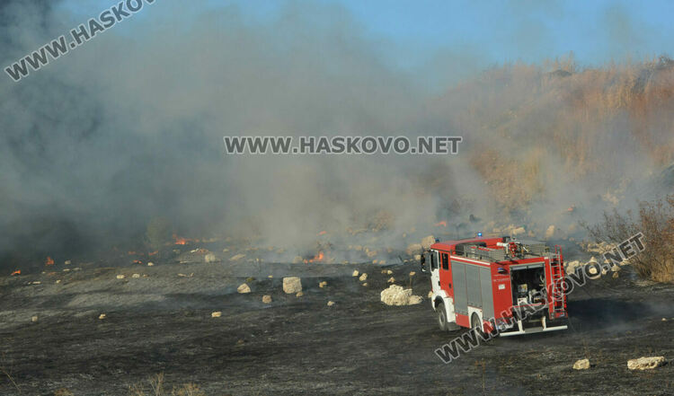 Пожар избухна в сухи треви между „Бадема“ и „Болярово“ 