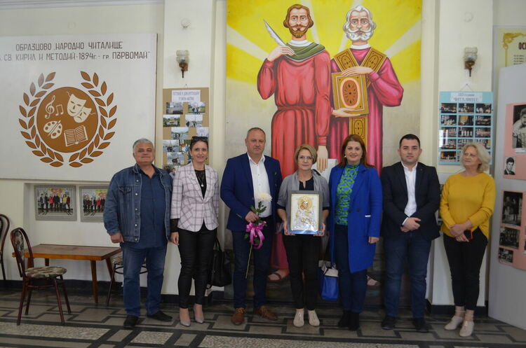 Кметът Николай Митков с поздрав по случай Деня на народните будители