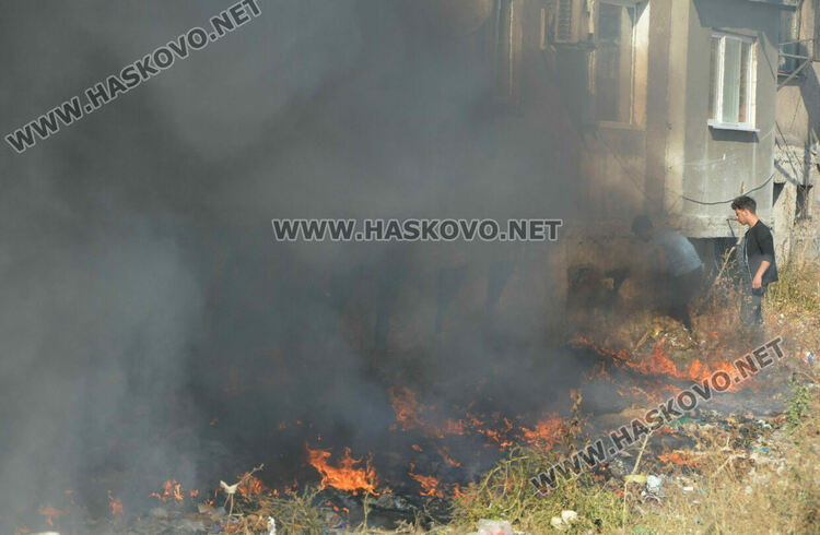 Пожар избухна в купища боклуци зад блок в „Орфей“