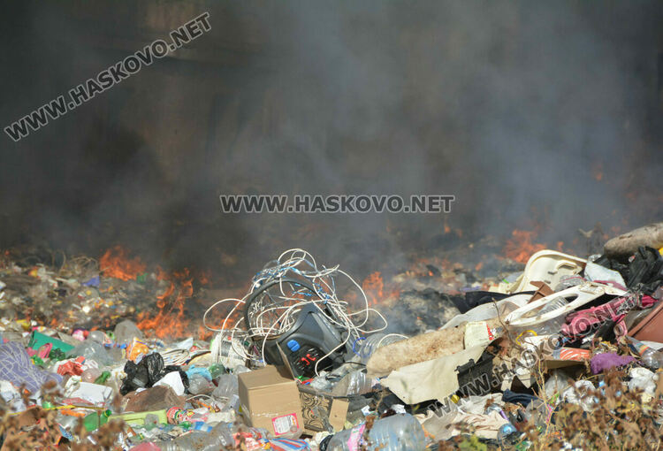 Пожар избухна в купища боклуци зад блок в „Орфей“