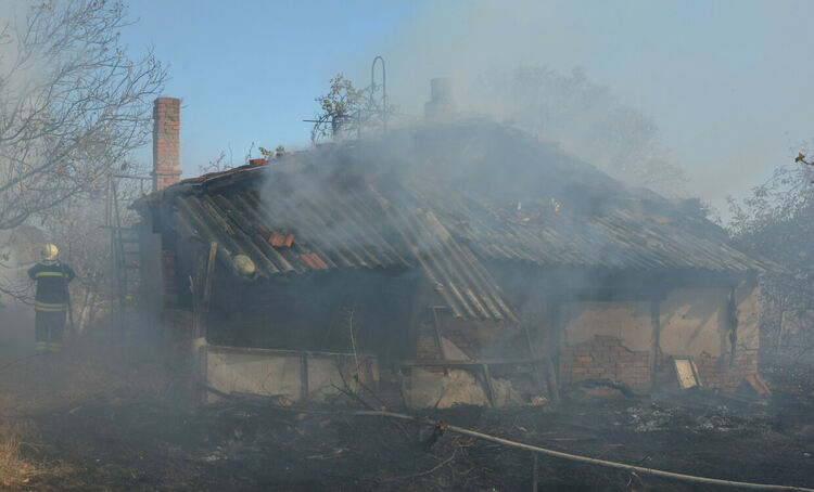 Две постройки изгоряха в пожар във вилна зона „Куба“