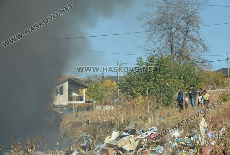 Пожар избухна в купища боклуци зад блок в „Орфей“