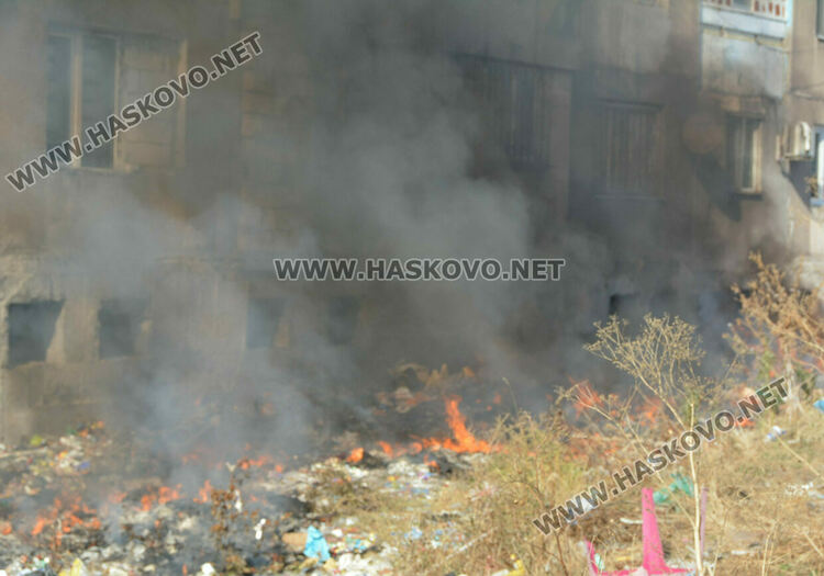 Пожар избухна в купища боклуци зад блок в „Орфей“