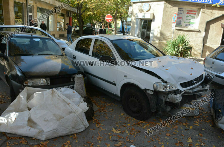 Обърнат знак причини катастрофа в центъра на Хасково