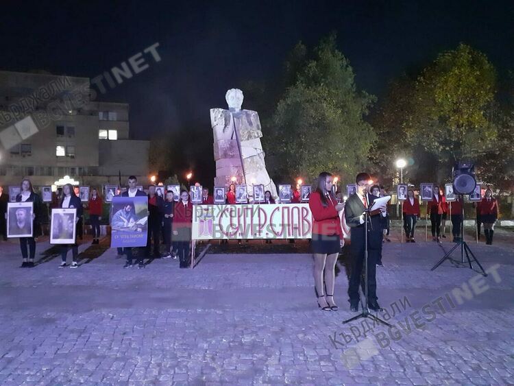 С факелно шествие отбелязахме Деня на народните будители