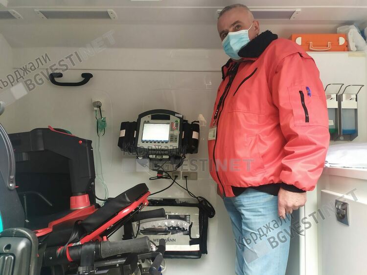 Спешни медици изродиха родилка в линейка на път за болницата в Крумовград