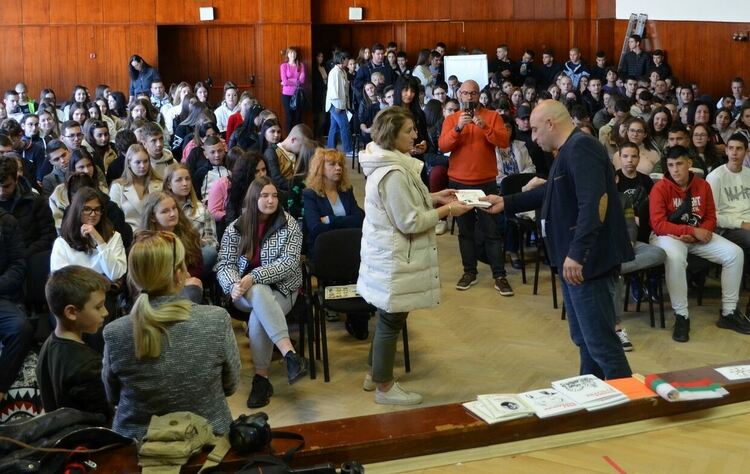 Пътуващо читалище направи спирка в Първомай