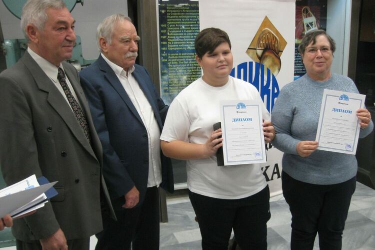 Деца от школа „Вале“ с награди от първия български космонавт Георги Иванов