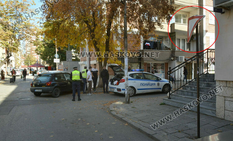 Обърнат знак причини катастрофа в центъра на Хасково