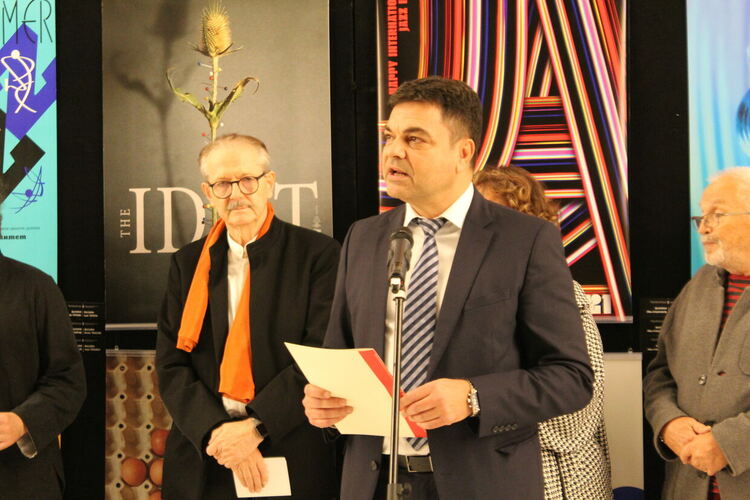 Кметът на община Димитровград връчи награда за български автор в Международното триенале на сценичния плакат 2022