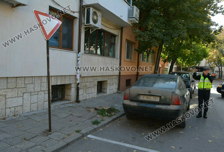 Обърнат знак причини катастрофа в центъра на Хасково