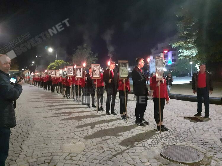 С факелно шествие отбелязахме Деня на народните будители
