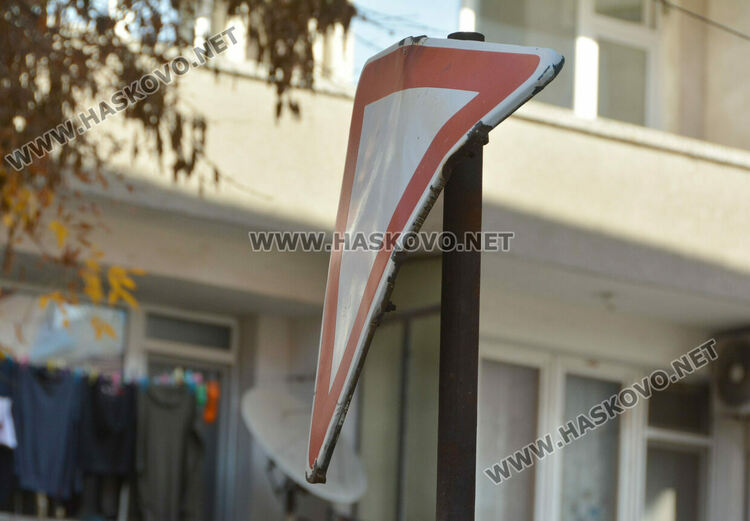 Обърнат знак причини катастрофа в центъра на Хасково