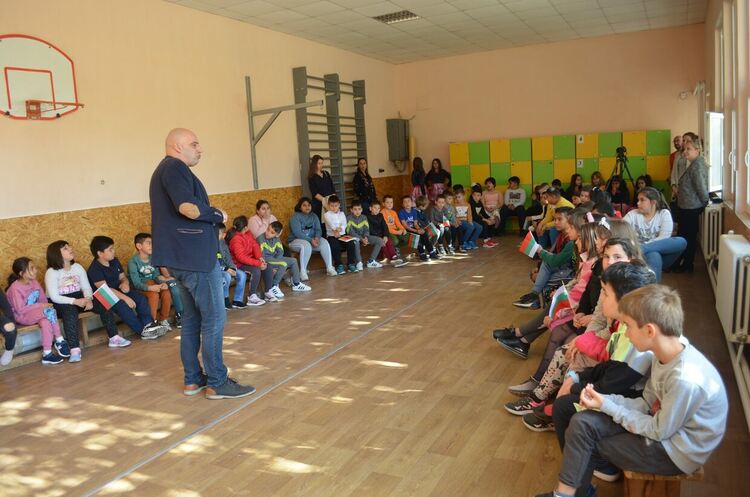 Пътуващо читалище направи спирка в Първомай