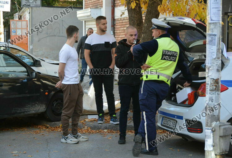 Обърнат знак причини катастрофа в центъра на Хасково