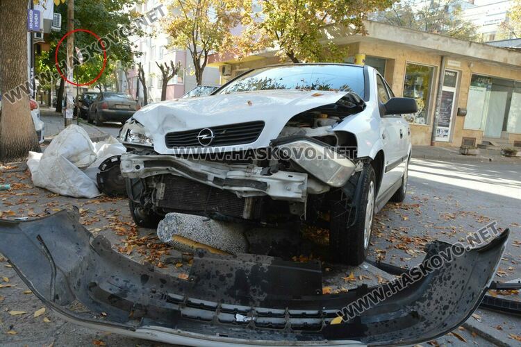 Обърнат знак причини катастрофа в центъра на Хасково