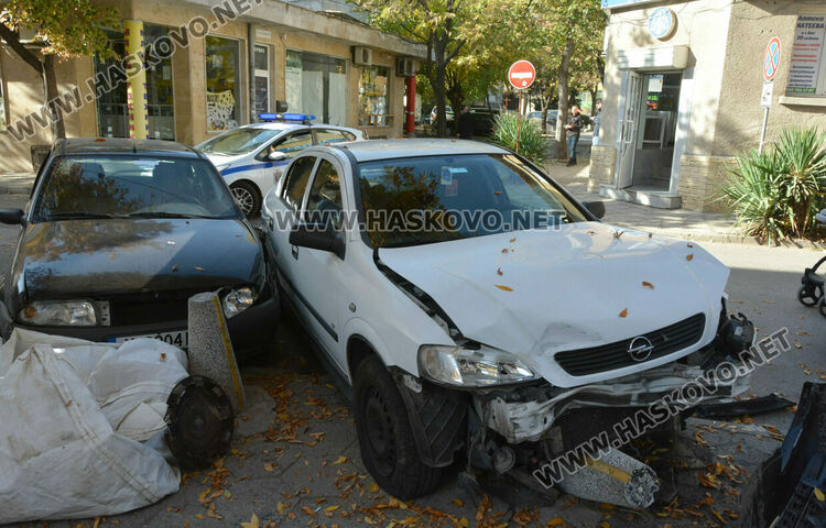 Обърнат знак причини катастрофа в центъра на Хасково