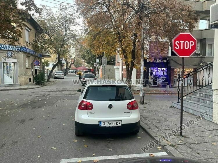 Новият пътен знак бе монтиран часове след катастрофата