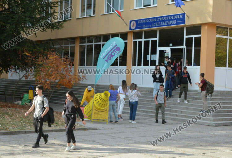 Учениците от Езикова гимназия събират пластмасовите отпадъци в „шишеяд“