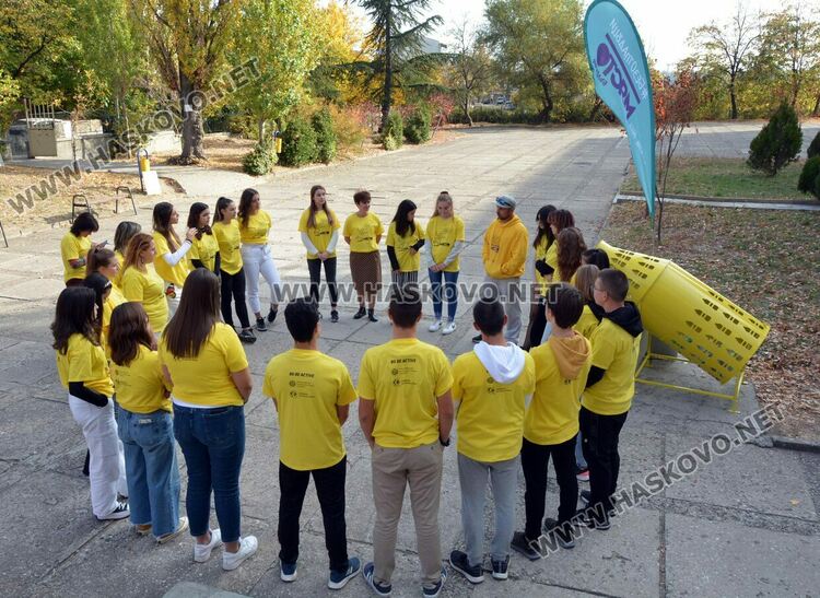 Учениците от Езикова гимназия събират пластмасовите отпадъци в „шишеяд“