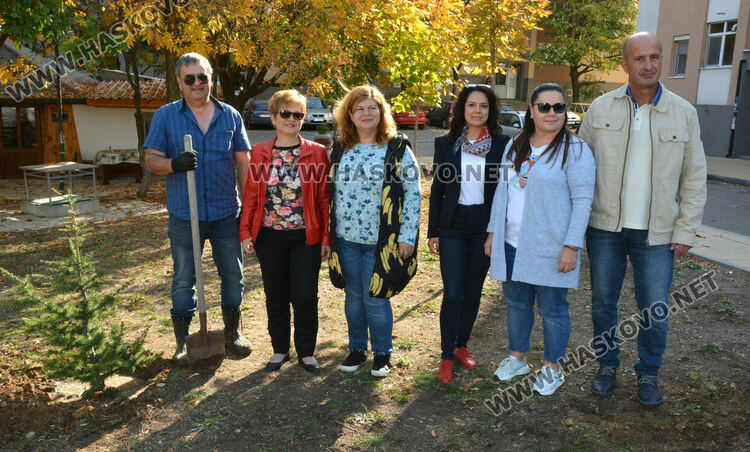 Служителите от Хасковската инспекцията по труда засадиха дървета на професионалния си празник