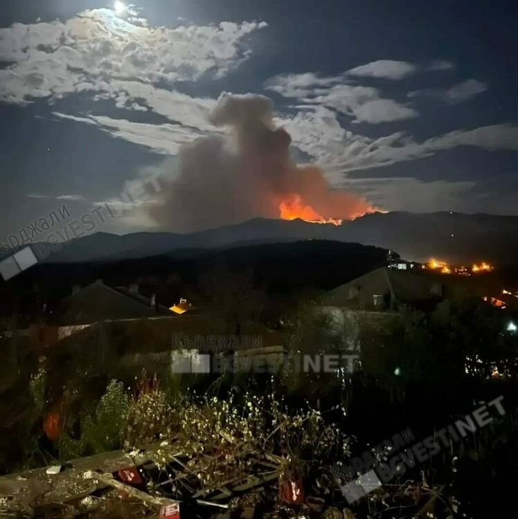 Пожарът в района на връх Вейката се разраства,днес ще гасят и български хеликоптери