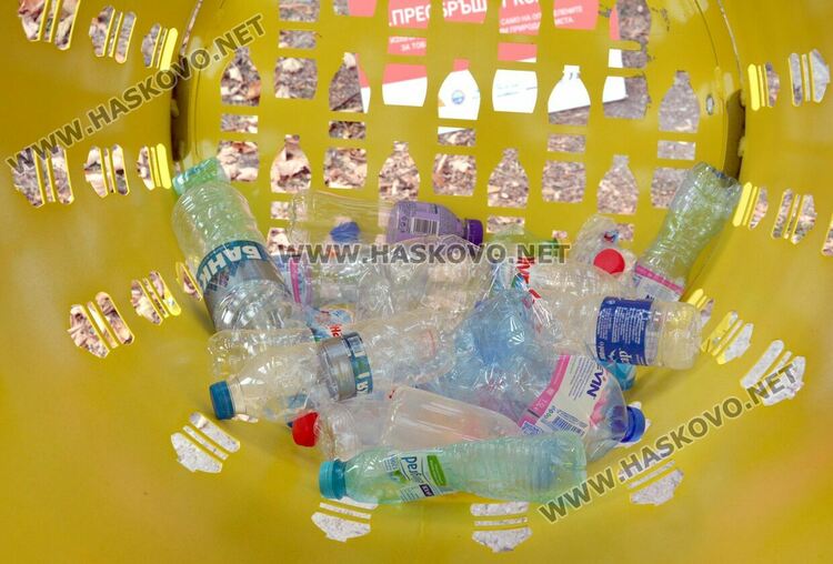 Учениците от Езикова гимназия събират пластмасовите отпадъци в „шишеяд“