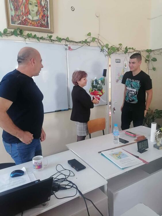 Гергана Кръстева на открит урок по гражданско право с единадесетокласници