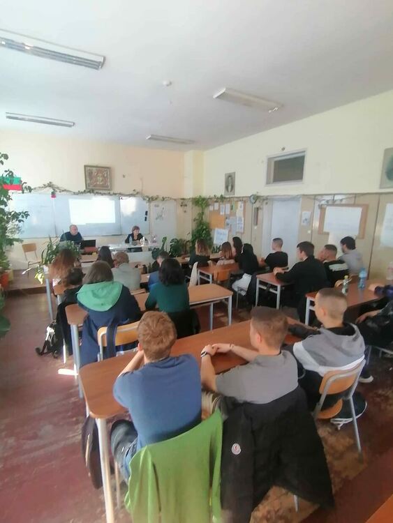 Гергана Кръстева на открит урок по гражданско право с единадесетокласници