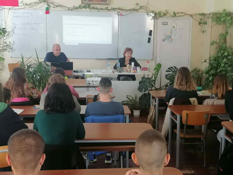 Гергана Кръстева на открит урок по гражданско право с единадесетокласници