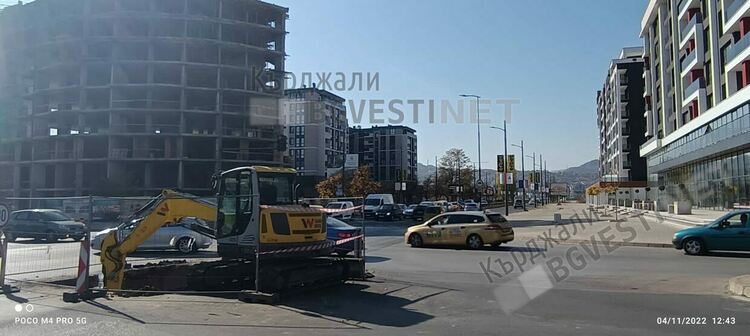 Изкопни работи за Водния цикъл затрудниха неимоверно трафика в центъра на Кърджали