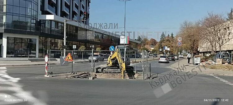 Изкопни работи за Водния цикъл затрудниха неимоверно трафика в центъра на Кърджали