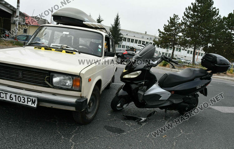 75-годишен водач на Лада засече моторист в Хасково