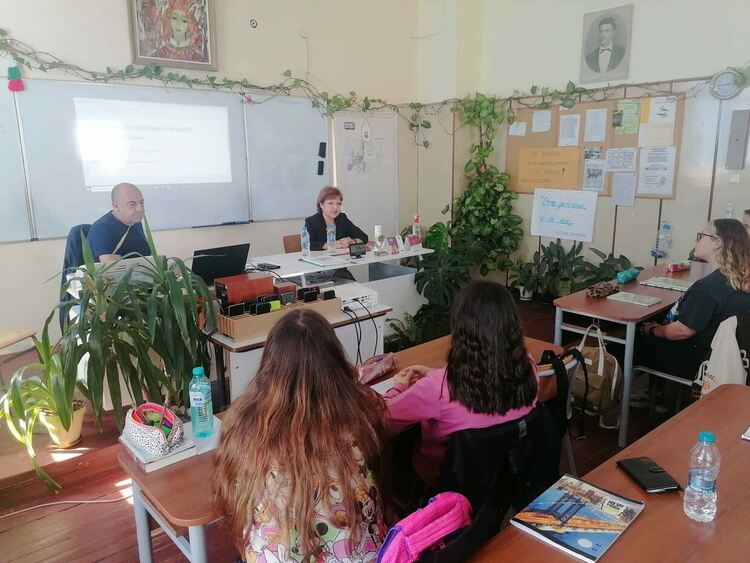 Гергана Кръстева на открит урок по гражданско право с единадесетокласници