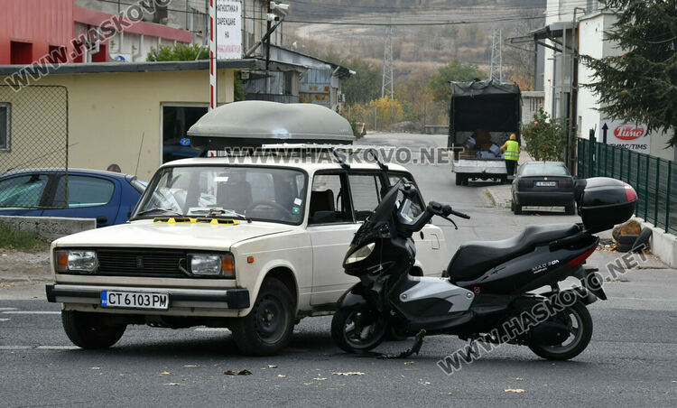 75-годишен водач на Лада засече моторист в Хасково