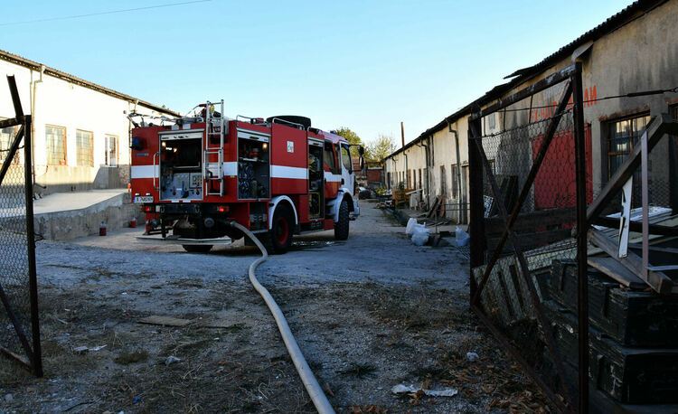 Огън в двора подпали двуетажна къща 