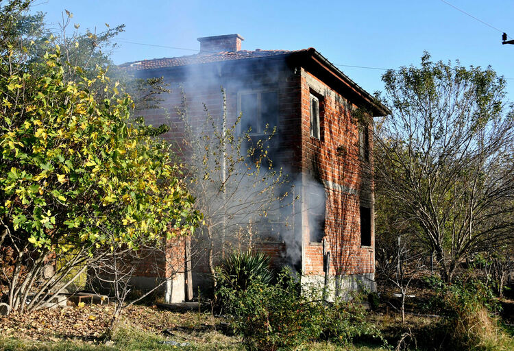 Огън в двора подпали двуетажна къща 