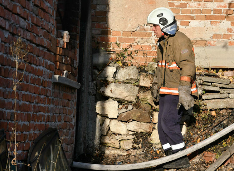 Огън в двора подпали двуетажна къща 