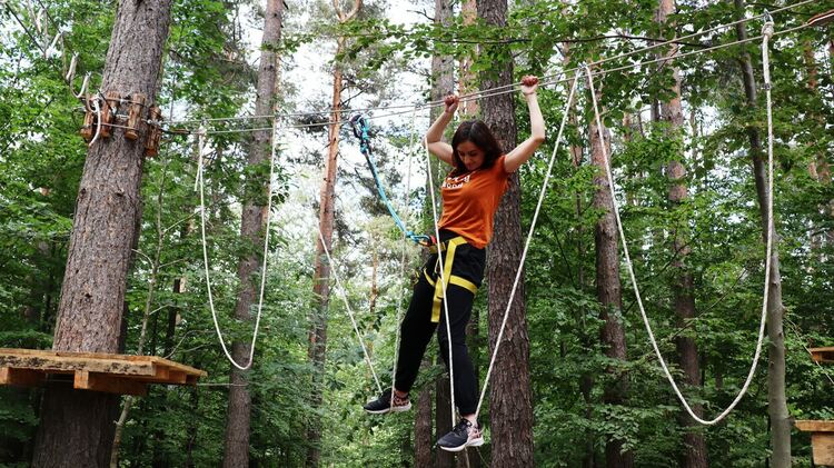 Въжена атракциязабавлява ардинчани и гостите на туристическия комплекс „Белите брези“