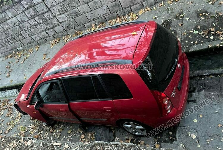 Кола падна от прав участък в реката край „Илинден“