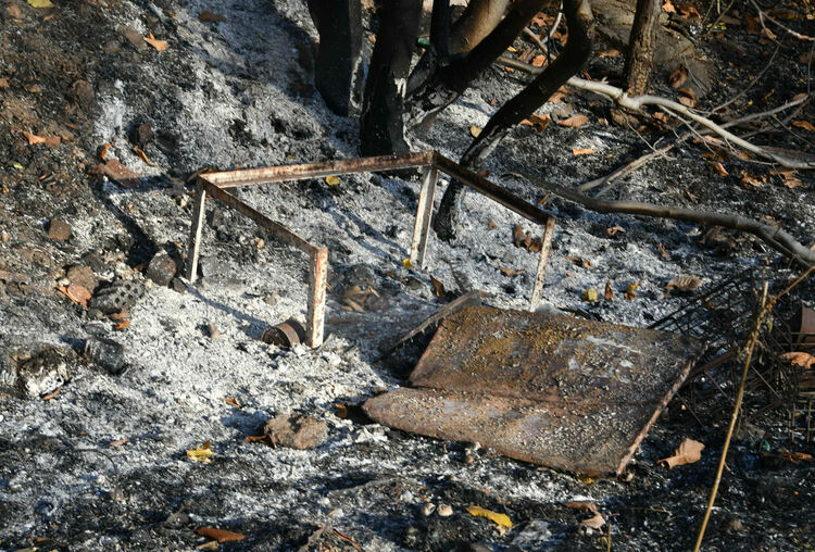 Огън в двора подпали двуетажна къща 