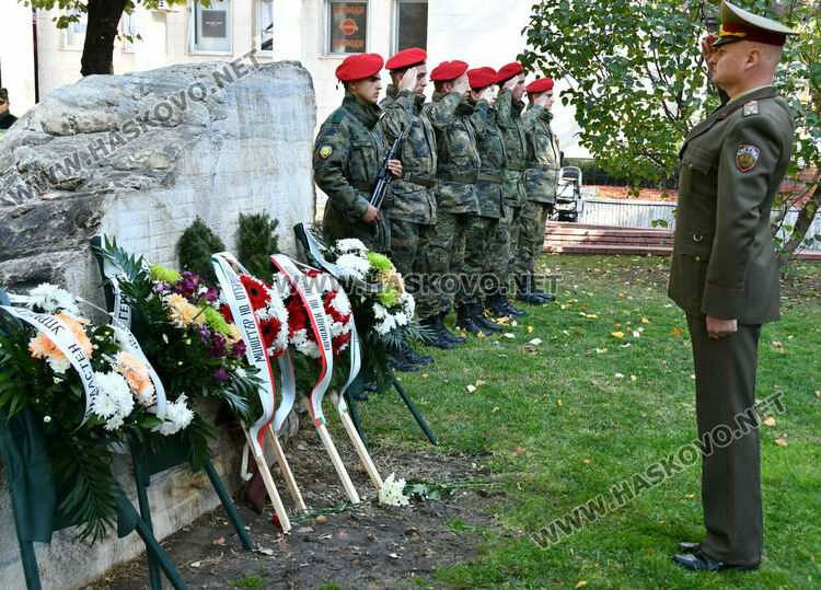 Отдадохме почит към загиналите войни