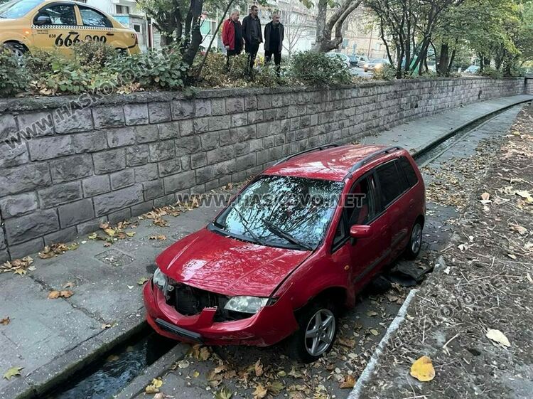 Кола падна от прав участък в реката край „Илинден“