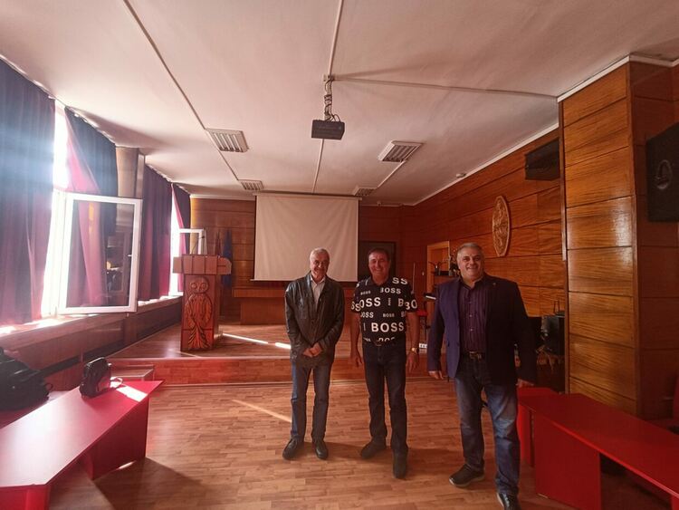 Дванадесетокласници от "Славейков" се срещат с бивши кметове