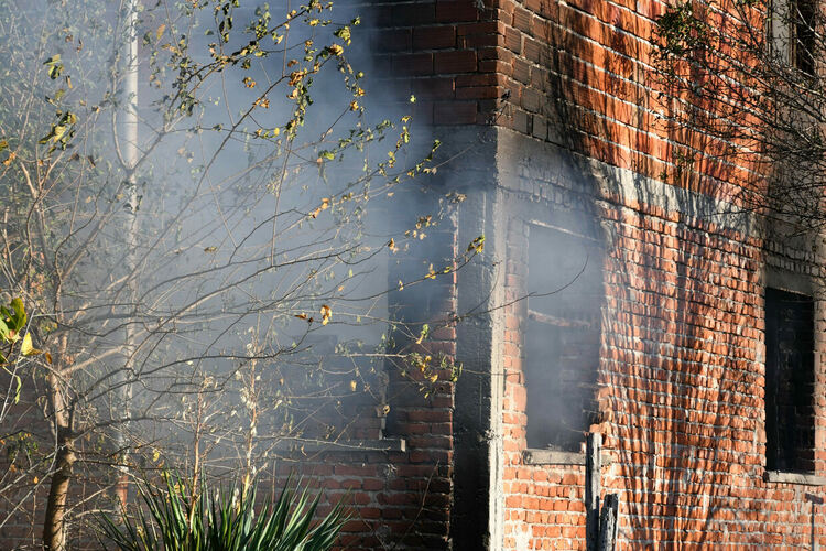 Огън в двора подпали двуетажна къща 