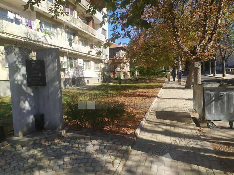 Контейнер се мъдри до паметник на дисидент в Кърджали, боклуци се изхвърлят върху историческата ни памет