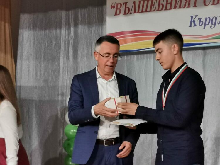 Кметът връчи наградите на Националния празник на детското изкуство "Вълшебният свят на Родопите"